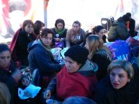 TEKGIDA-�ޠSEND�KASI�>�FOTO GALER� >�Eylemler > TEKEL ����LER� OTURMA EYLEM�NDEN G�R�NT�LER 23-24/01/2010