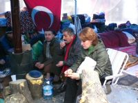 TEKGIDA-�ޠSEND�KASI�>�FOTO GALER� >�Eylemler > TEKEL ����LER� OTURMA EYLEM�NDEN G�R�NT�LER 23-24/01/2010