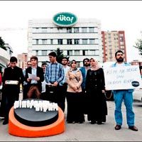 ‘TEZEKÇİ’ PATRONA ÇİÇEKLİ EYLEM