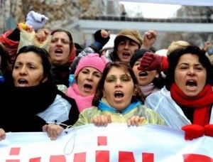 KADINLAR AKP’YE KARŞI SOKAKTA
