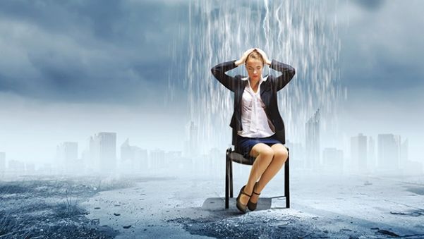 ÖNCE KADIN İŞTEN ÇIKARILDI