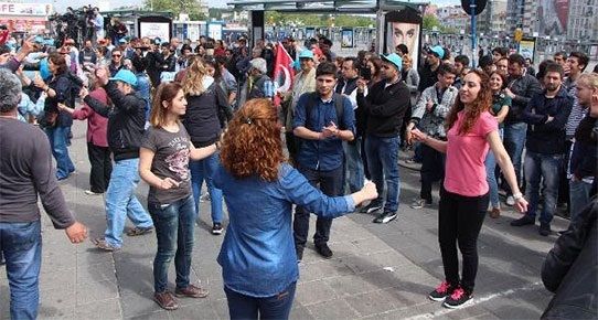 KADIKÖY’DE HALAYLI KUTLAMA