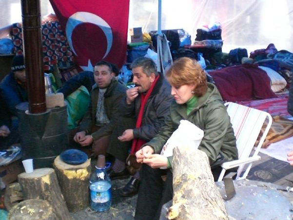 TEKEL İŞÇİLERİ OTURMA EYLEMİNDEN GÖRÜNTÜLER 23-24/01/2010