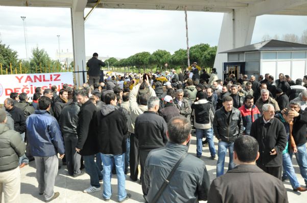 Bat işyerinden atılan 120 arkadaşa,polis tarafından müdahale öncesi Genel Merkez Temsilcisi Suat KARLIKAYA’nın açıklamasından görüntüler. 11.04.2011