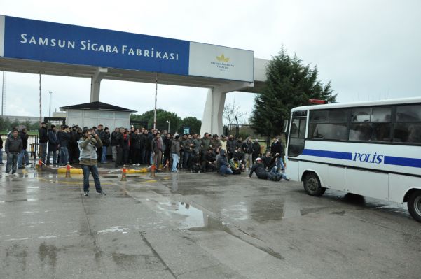 Bat işyerinden atılan 120 arkadaşa,polis tarafından müdahale edildiği an’dan görüntüler. 11.04.2011