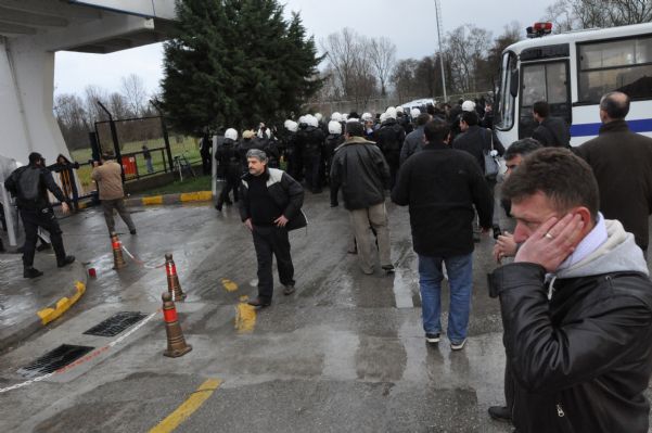 Bat işyerinden atılan 120 arkadaşa,polis tarafından müdahale edildiği an’dan görüntüler. 11.04.2011