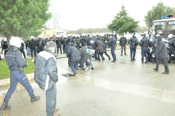 Bat işyerinden atılan 120 arkadaşa,polis tarafından müdahale edildiği an’dan görüntüler. 11.04.2011