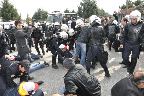 Bat işyerinden atılan 120 arkadaşa,polis tarafından müdahale edildiği an’dan görüntüler 14.04.2011