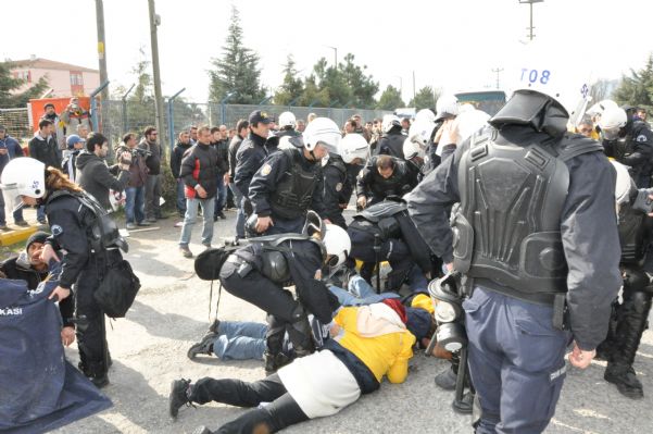 Bat işyerinden atılan 120 arkadaşa,polis tarafından müdahale edildiği an’dan görüntüler. 14.04.2011
