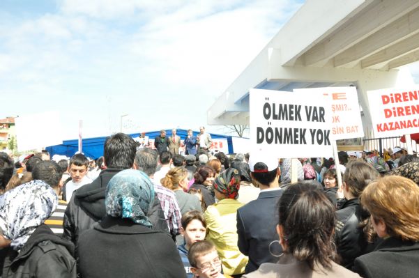 Genel Başkanımız Sayın Mustafa TÜRKEL ve Genel Eğitim Sekreterimiz Sayın Mustafa AKYÜREK Bat İşyerinden atılan 120 işçi arkadaşımız için düzenlenen Basın açıklamasından görüntüler. 08.04.2011