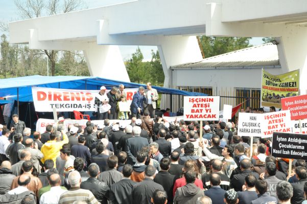 Genel Başkanımız Sayın Mustafa TÜRKEL ve Genel Eğitim Sekreterimiz Sayın Mustafa AKYÜREK Bat İşyerinden atılan 120 işçi arkadaşımız için düzenlenen Basın açıklamasından görüntüler. 08.04.2011