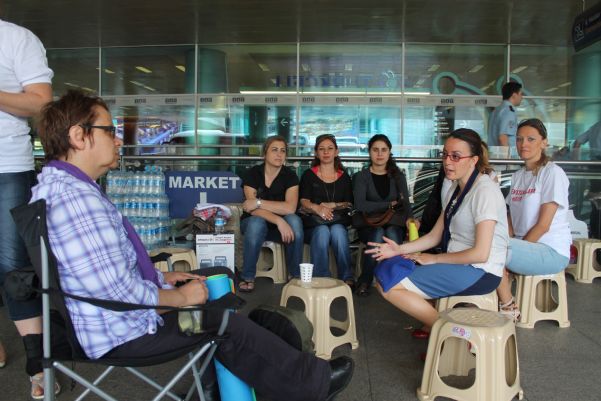 SGBP KADIN KOMİSYONU HAVA-İŞ EYLEMİNİ ZİYARET ETTİ.