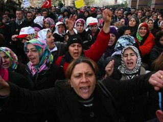 TEKEL İŞÇİSİ KADINLAR CHP’Lİ SOYSAL’I AĞLATTI