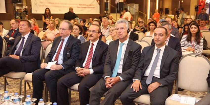 KADIN MUTFAKTAN ÇIKAMIYOR…