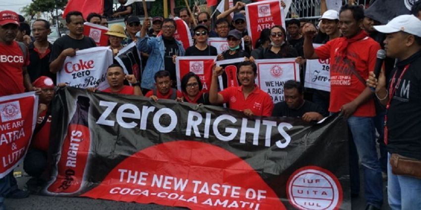 ENDONEZYA’DAKİ COCA COLA İŞÇİSİ HAKLARINI GERİ İSTİYOR