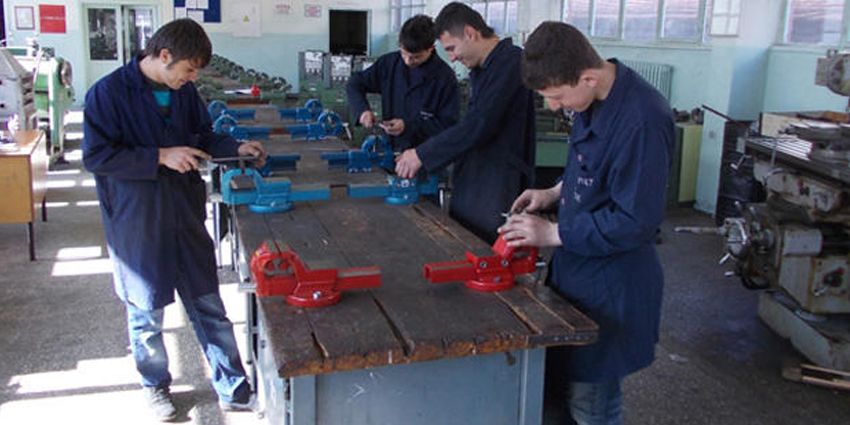 MEZUNLAR YA İŞSİZ YA DA ASGARİ ÜCRETE MAHKUM