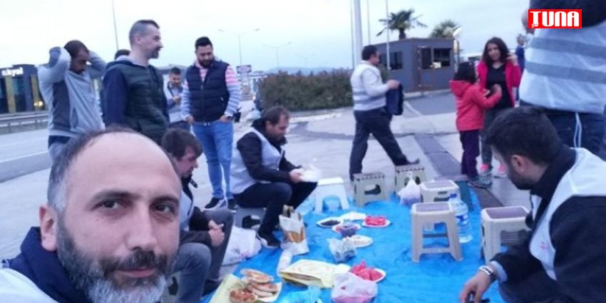 EYLEMDEKİ İŞÇİLER OTEL ÖNÜNDE İFTAR AÇTI