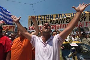 YUNANİSTAN’DA İŞÇİLER AYAKTA