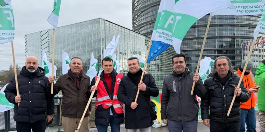 STRAZBURG’DA TAŞERON SÖMÜRÜSÜNE KARŞI BÜYÜK YÜRÜYÜŞ