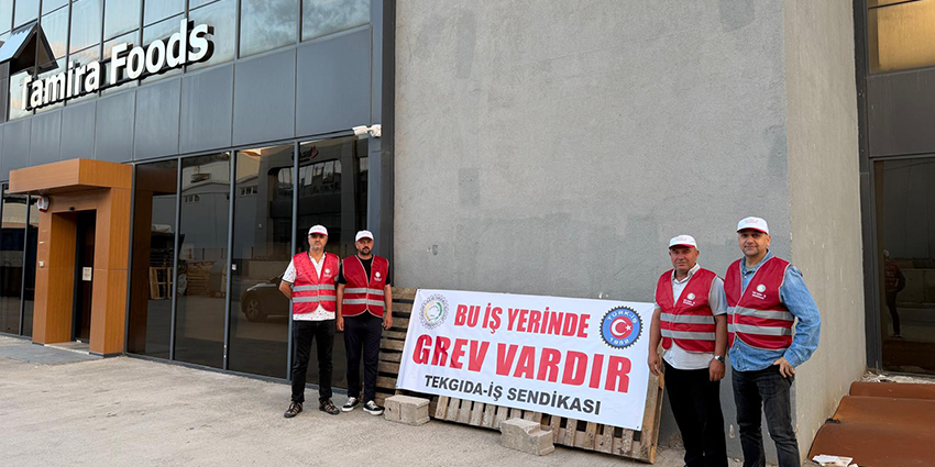 TAMİRA FOODS’TA GREV PANKARTI ASILDI